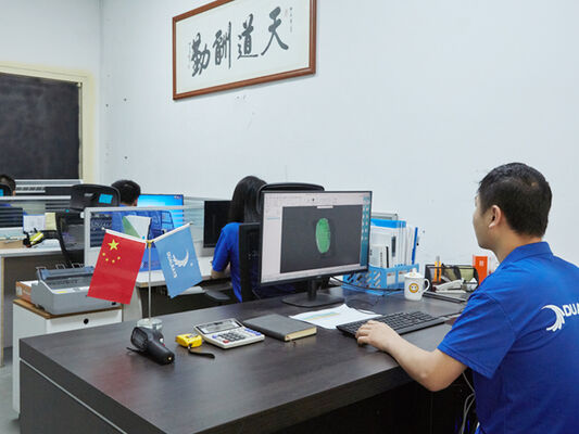 Lampe étanche à LED D4 160LPW avec prêt pour l'urgence 4W@3HRS Plug and Play Facile d'entretien​ Convient pour les parkings et l'éclairage