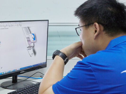 Lampe étanche à LED D4 160LPW avec prêt pour l'urgence 4W@3HRS Plug and Play Facile d'entretien​ Convient pour les parkings et l'éclairage