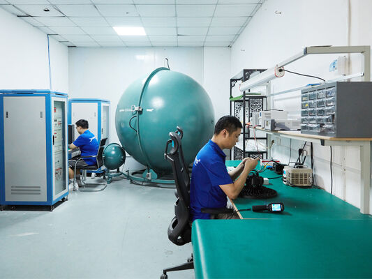 Lampe étanche à LED D4 160LPW avec prêt pour l'urgence 4W@3HRS Plug and Play Facile d'entretien​ Convient pour les parkings et l'éclairage