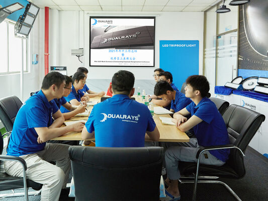 Lampe étanche à LED D4 160LPW avec prêt pour l'urgence 4W@3HRS Plug and Play Facile d'entretien​ Convient pour les parkings et l'éclairage