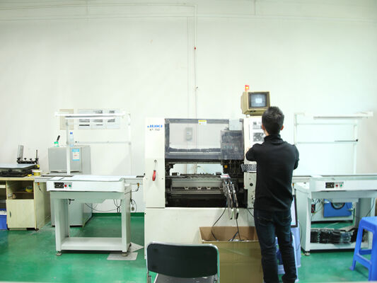 Lampe étanche à LED D4 avec jusqu'à 160 LPW DIP Power/3CCT/Changement triphasé 1SKU=12SKU Idéale pour une solution parfaite dans de nombreuses applications telles que les parkings et les usines.